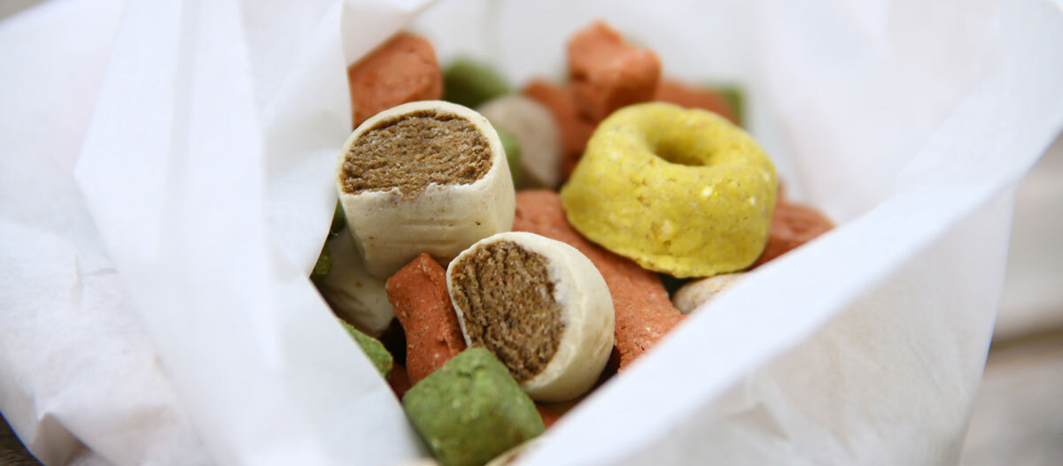 Eine Tüte voll Leckerli.