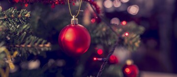 Christbaumkugel am Weihnachtsbaum