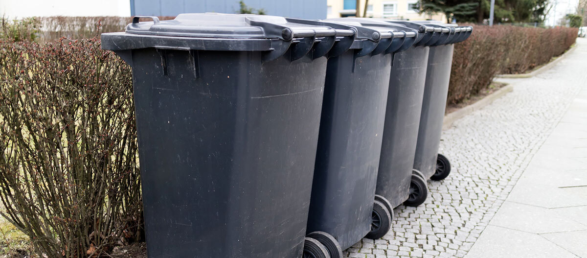 Ratgeber-Katze-Gesundheit_Katzenstreu_Tonne2_1200x527 Mülltonnen.