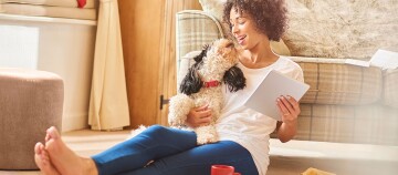 Ein Hund kuschelt mit seinen Frauchen