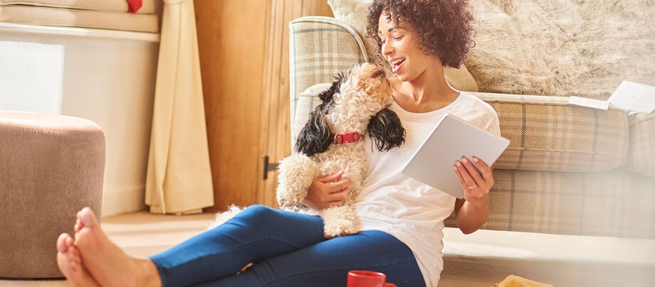 Ein Hund kuschelt mit seinen Frauchen Ein Hund kuschelt mit seinen Frauchen