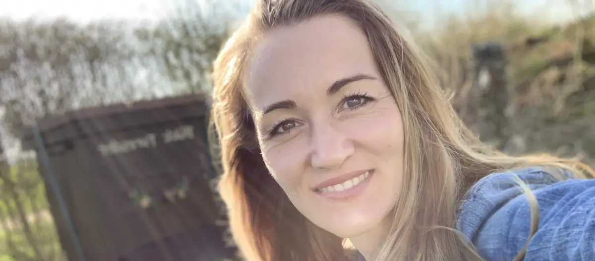 hey_bienenkind hilft der biene