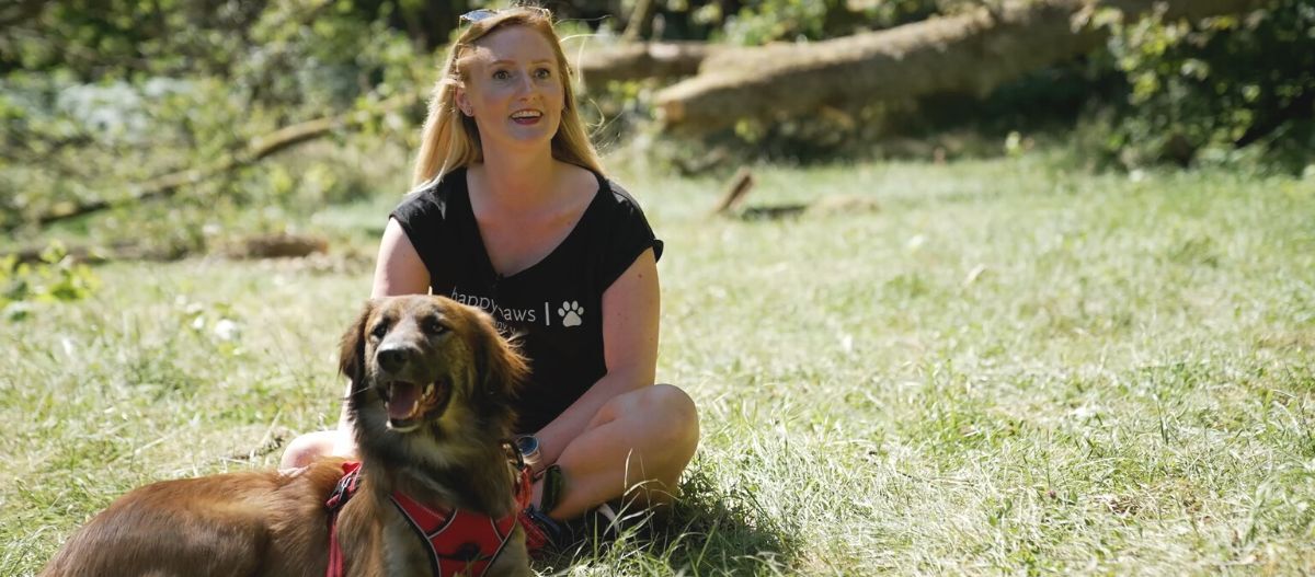 Erschöpft, aber glücklich nach überstandener Outdoor-Challenge: Teilnehmerin Tine mit ihrem Hund Jax Erschöpft, aber glücklich nach überstandener Outdoor-Challenge: Teilnehmerin Tine mit ihrem Hund Jax