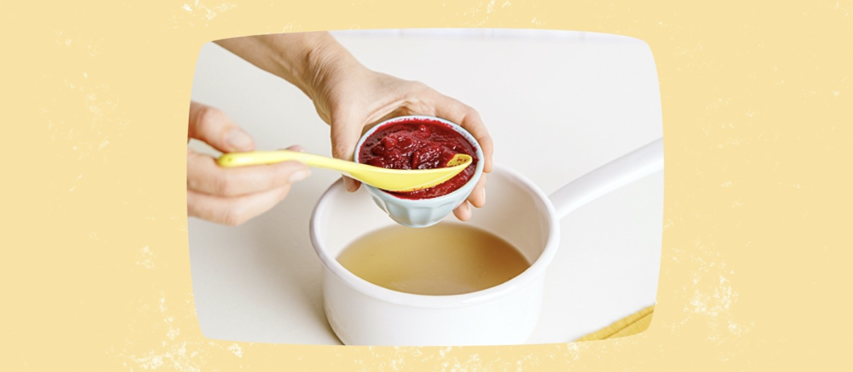 Hühnerbrühe in eine Schüssel geben und das Rote-Beete-Mus unterheben Hühnerbrühe in eine Schüssel geben und das Rote-Beete-Mus unterheben