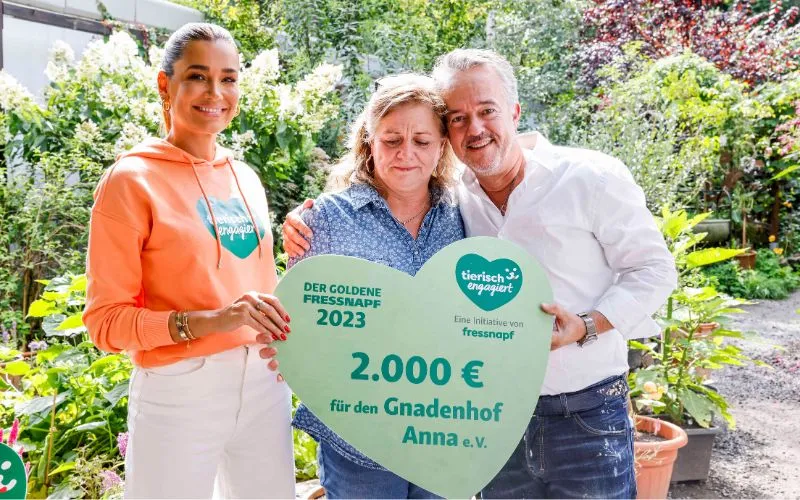 Drei Personen erhalten ein grünes Herz vom Goldenen Fressnapf von tierisch engagiert