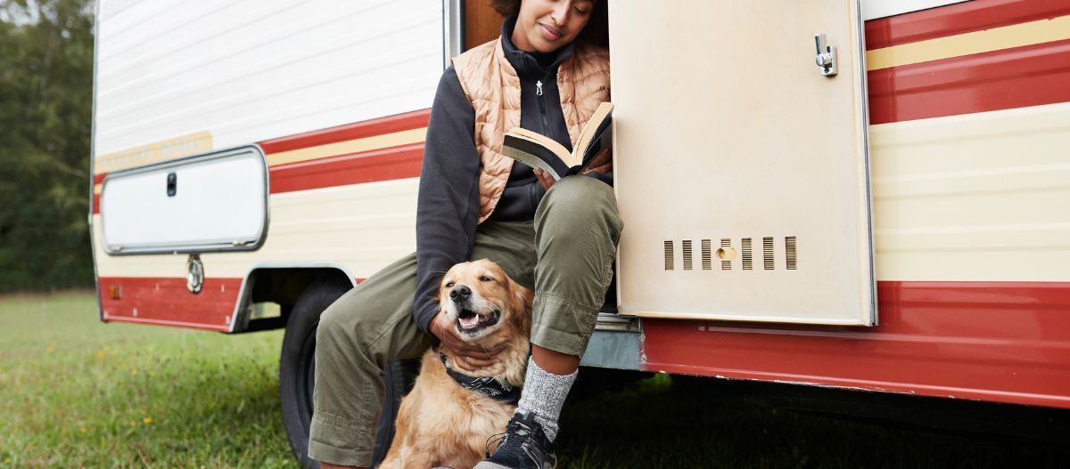 camping-mit-hund-frau-im-wohnmobil_1200x527 Camping mit Hund