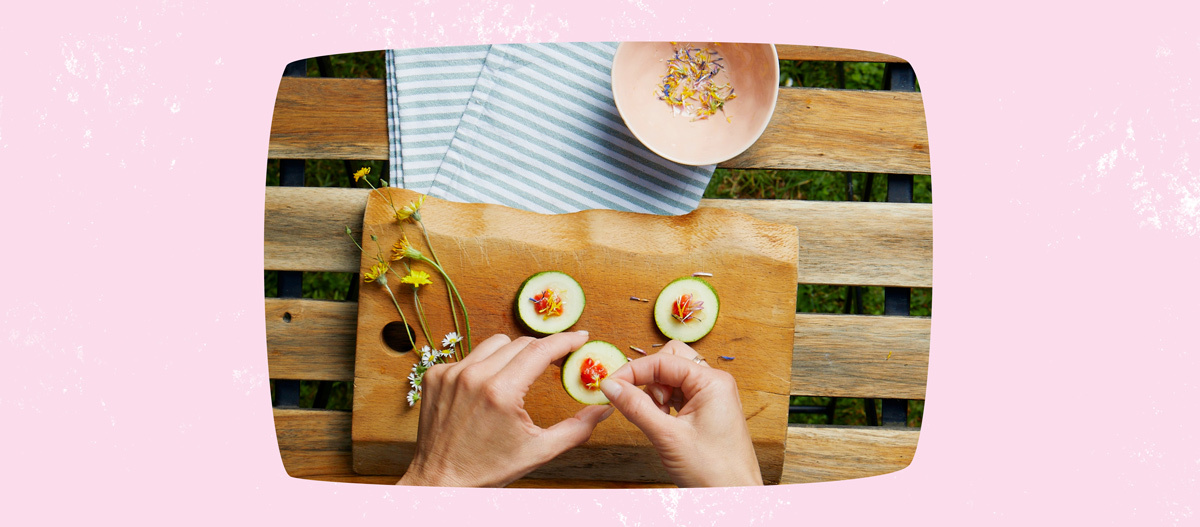 Blütenblätter auf den Erdbeerklecksen Blütenblätter auf den Erdbeerklecksen