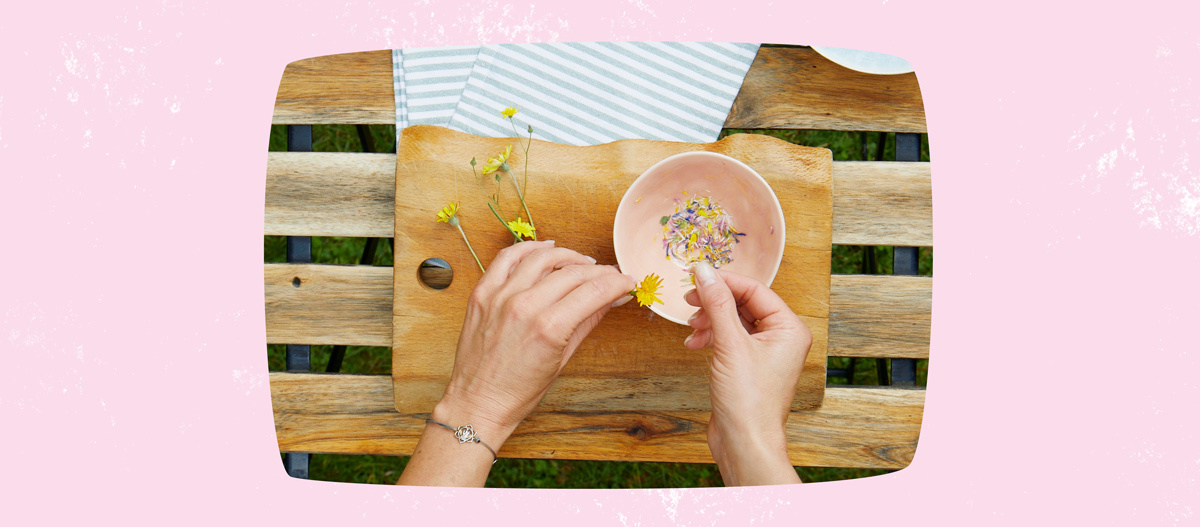 Blüten zerkleinern Blüten zerkleinern