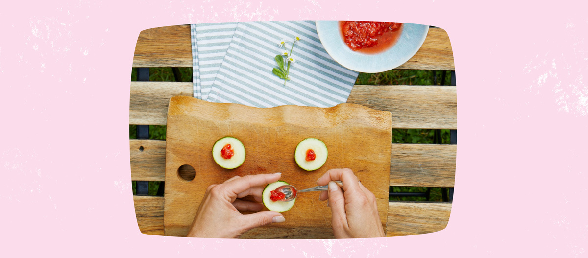 Erdbeerpüree auf die Zucchinischeiben tun Erdbeerpüree auf die Zucchinischeiben tun